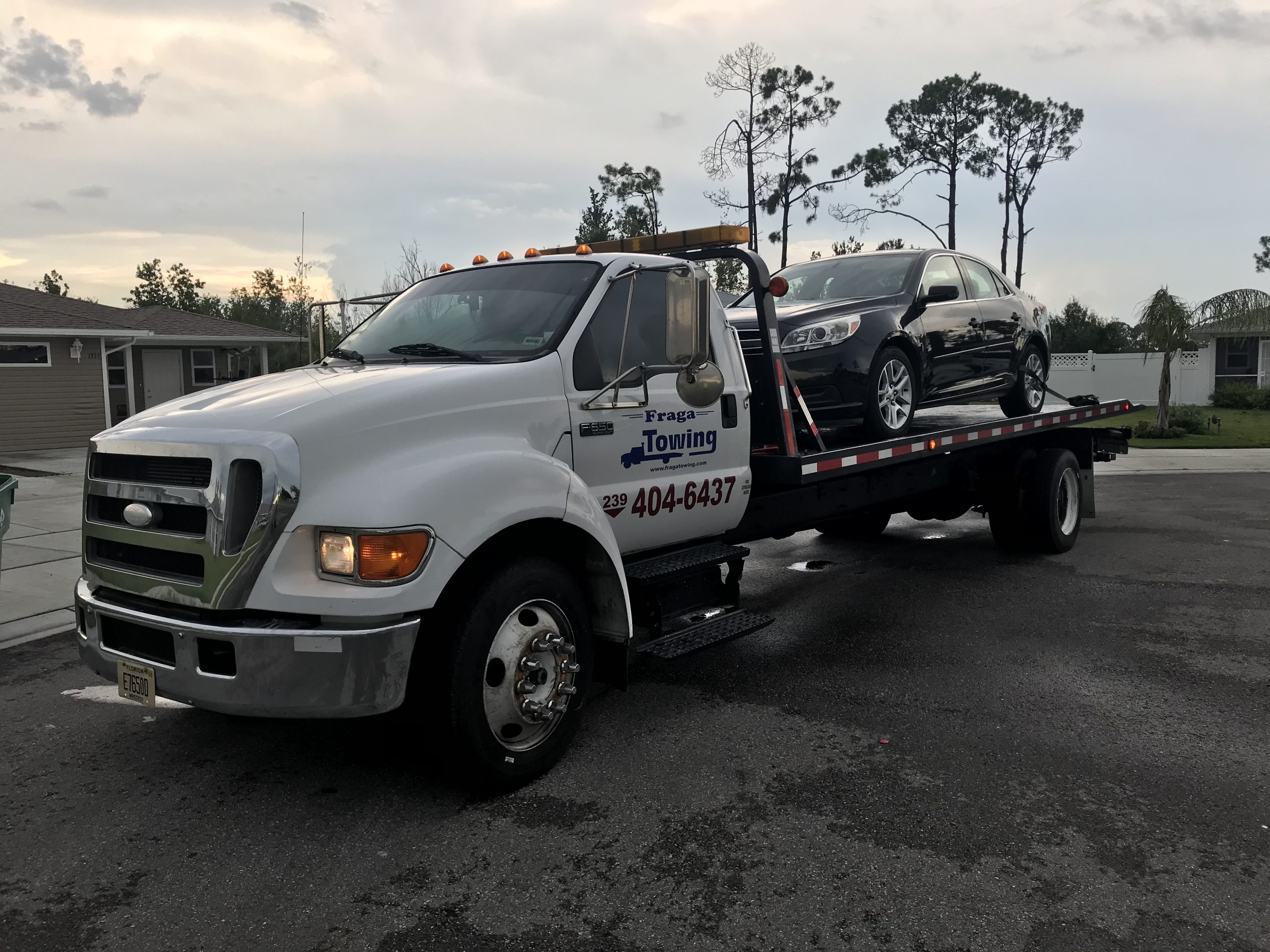 Fraga flatbed transporting a sedan